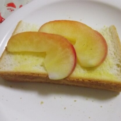 アップルパイを思わせる、スイーツトースト♪シナモンの香りとりんごの甘酸っぱさがたまりませんね☆朝から幸せ気分になれました!!ご馳走さまですw